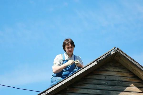 The Benefits of Hiring a Local Roofing Contractor